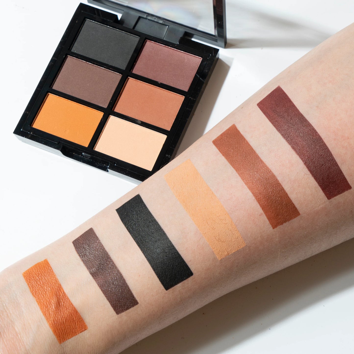 SIX-COLOR EYESHADOW PALETTE